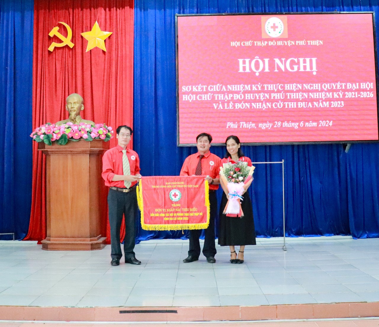 Article Phú Thiện: Tổ chức Hội nghị sơ kết giữa nhiệm kỳ 2021-2026 và Đón nhận Cờ thi đua của Trung ương Hội Chữ thập đỏ Việt Nam