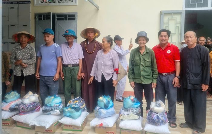 Lanh-dao-Hoi-Chu-thap-do-huyen-va-nha-tai-tro-trao-qua-cho-cac-doi-tuong.jpg Lanh-dao-Hoi-Chu-thap-do-huyen-va-nha-tai-tro-trao-qua-cho-cac-doi-tuong.jpg