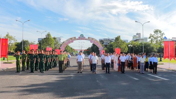 Article Huyện Phú Thiện tổ chức Lễ chào cờ đầu tháng 7/2024 và biểu dương các tập thể cá nhân có thành tích xuất sắc trong tháng 6 năm 2024.